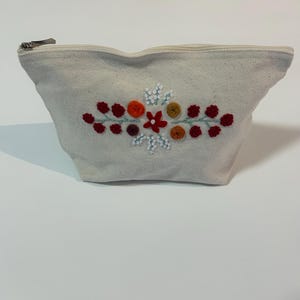 Blumen Kosmetiktasche Minimalistisch, Hand bestickt, Embroidery, sticken, Stoffbeutel Federmappe, Schminktasche Geschenkidee