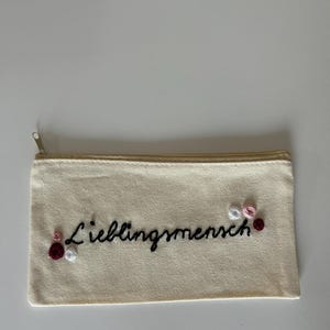 Blumen Kosmetiktasche Minimalistisch, Hand bestickt, Embroidery, sticken, Stoffbeutel Federmappe, Schminktasche Geschenkidee Lieblingsmensch