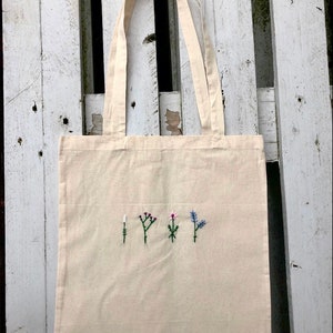 Beutel Blumen Jutebeutel Totebag Baumwolle Embroidery Ästhetisch Minimalistisch handbestickt Blumenmotiv Einkaufsbeutel Shoppen Bild 2