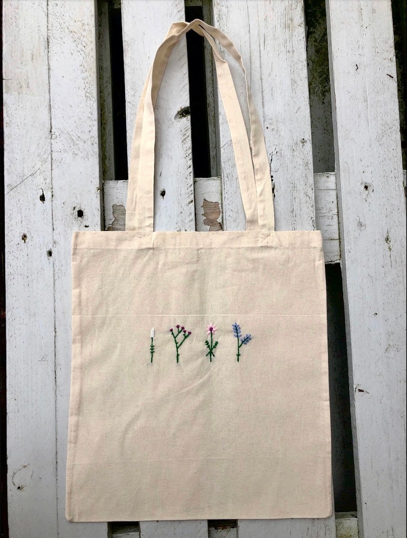 Beutel Blumen Jutebeutel Totebag Baumwolle Embroidery Ästhetisch Minimalistisch handbestickt Blumenmotiv Einkaufsbeutel Shoppen Bild 2