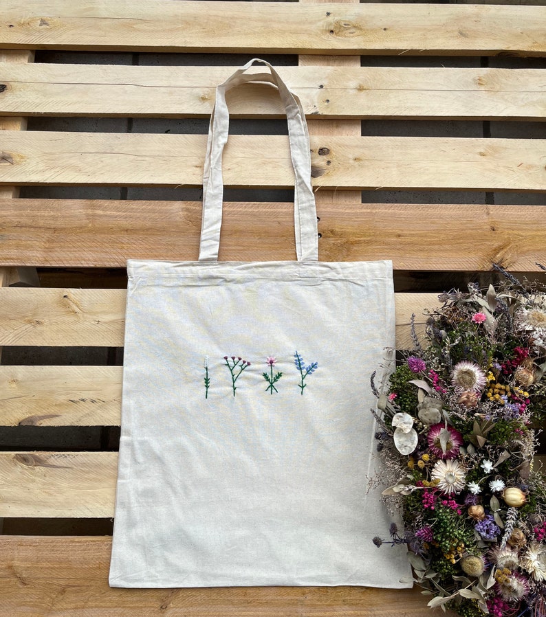 Beutel Blumen Jutebeutel Totebag Baumwolle Embroidery Ästhetisch Minimalistisch handbestickt Blumenmotiv Einkaufsbeutel Shoppen Bild 4