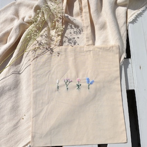 Beutel Blumen Jutebeutel Totebag Baumwolle Embroidery Ästhetisch Minimalistisch handbestickt Blumenmotiv Einkaufsbeutel Shoppen Bild 1