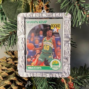 Adorno para portatarjetas de la NBA impreso en 3D / Adorno para árbol de Navidad con tapa de baloncesto / Regalo para coleccionistas de tarjetas de baloncesto