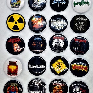 Puede incluir: Una colección de 16 botones redondos de metal con varios logotipos de bandas de heavy metal. Los logotipos incluyen bandas como Anthrax, Slayer, Testament y Whiplash. Los botones son negros, blancos y amarillos con varios diseños gráficos.