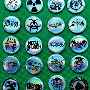 Può includere: Una collezione di 16 bottoni metallici iridescenti con loghi di varie band heavy metal, tra cui Iron Maiden, Dio, Testament, Slayer, Anthrax, Megadeth e Motorhead.