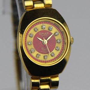 OMAX Vintage Women&#39;s Stylish Wristwatches Quartz