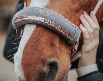 Halfterschoner Pferd personalisiert mit Namen | Halfterpolster & Nasenschoner | Pferdezubehör | Geschenk für Reiter und Pferdebesitzer