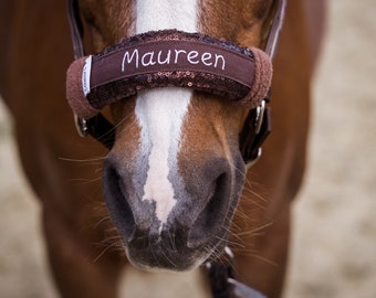 Neusriem - halster met naam als cadeau voor paardenmeisjes | Halterbeschermer met klittenbandsluiting