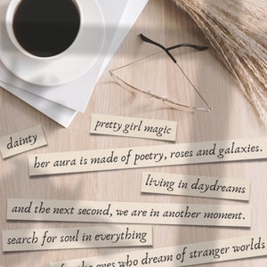 Puede incluir: Una imagen de plano de una superficie de madera con una taza de caf&eacute;, unas gafas, hierba de la pampa seca y varios trozos de papel con texto escrito a mano. El texto dice: "dainty", "pretty girl magic", "her aura is made of poetry, roses and galaxies", "living in daydreams", "and the next second, we are in another moment", "search for soul in everything", "for the ones who dream of stranger worlds", "half dust, half deity", "all we have is who we are", and "and so, the story goes on..."