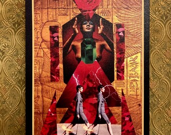 Puede incluir: Carta de tarot que representa el Dos de Bastos. La carta presenta un collage de imágenes, incluyendo una mujer con los brazos en alto, una rosa roja y dos figuras caminando en un paisaje rojo y dorado. El título de la carta, "Dos de Bastos", está impreso en oro en la parte inferior.