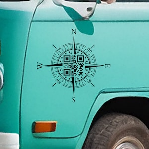 Kompas met een QR-code Adventure Begins Vinyl Decal - Vinyl sticker voor uw camper, camper, boot en meer