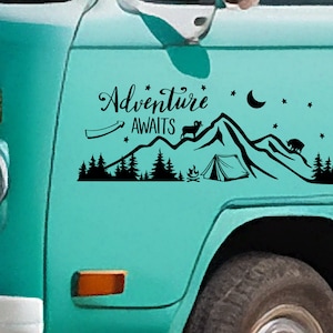 Het avontuur wacht op vinylsticker - Vinylsticker voor uw busje, camper, caravan, boot en meer