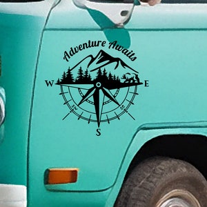 Compass Adventure wacht op Camper Vinyl Decal - Vinyl sticker voor uw busje, camper, camper, boot en meer