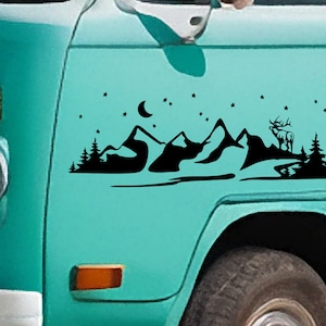 Mountain and Deer Vinyl Decal - Vinylsticker voor uw busje, camper, caravan, boot en meer