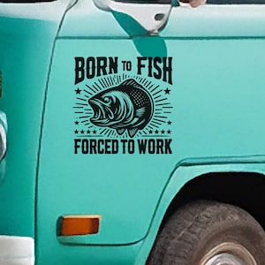Geboren om te vissen, gedwongen om te werken Vinylsticker - Vinylsticker voor je busje, camper, caravan, boot en meer
