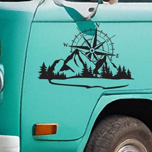 Prachtige vinylsticker kompas en berg voor je camper, busje, auto of caravan