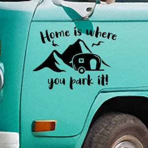 Thuis is waar je het parkeert Vinylsticker - Vinylsticker voor je busje, camper, caravan, boot en meer