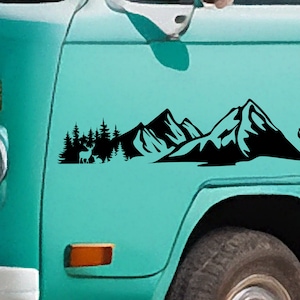 Vinylsticker Bear and Deer in the Mountain - Vinylsticker voor je busje, camper, caravan, boot en meer