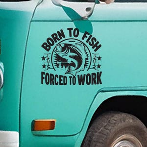 Geboren om te vissen, gedwongen om te werken Vinylsticker - Vinylsticker voor je busje, camper, caravan, boot en meer