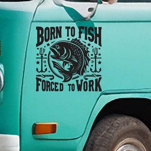 Geboren om te vissen, gedwongen om te werken Vinylsticker - Vinylsticker voor je busje, camper, caravan, boot en meer