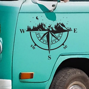 Vinylsticker Compass Mountain Bear and Deer: vinylsticker voor je busje, camper, caravan, boot en meer