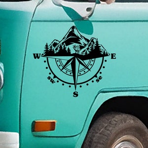 Mountain Deer Compass Vinyl Sticker - Vinyl sticker voor uw busje, camper, caravan, boot en meer