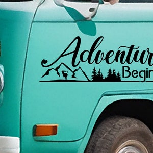 Adventure Mountain en Deer Vinyl Decal - Vinylsticker voor uw busje, camper, caravan, boot en meer