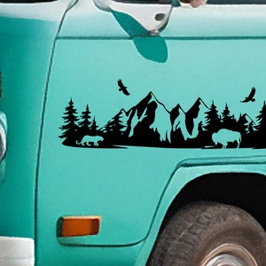 Bison en Mountain Lion in the Mountains Vinyl Decal - Vinyl sticker voor uw busje, camper, camper, boot en meer