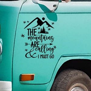 De bergen roepen en ik moet gaan prachtige vinylsticker voor je camper, busje, auto of caravan