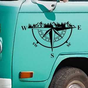 Mountain Deer Compass Vinyl Sticker - Vinyl sticker voor uw busje, camper, caravan, boot en meer