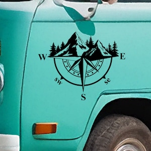 Mountain Deer Compass Vinyl Sticker - Vinyl sticker voor uw busje, camper, caravan, boot en meer