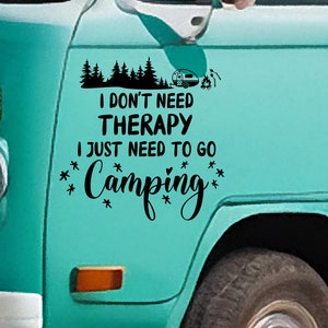 Ik heb geen therapie nodig, ik moet gewoon gaan kamperen Vinyl Decal - Vinyl sticker voor uw busje, camper, caravan, boot en meer