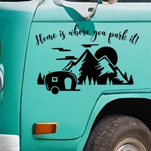 Thuis is waar je het parkeert Vinylsticker - Vinylsticker voor je busje, camper, caravan, boot en meer