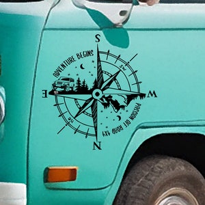Het avontuur begint met een kompas en jeep Vinylsticker - Vinylsticker voor je busje, camper, caravan, boot en meer