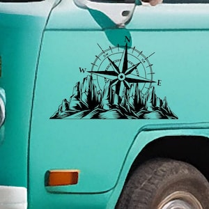 Prachtige vinylsticker kompas en berg voor je camper, busje, auto of caravan