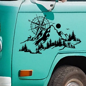 Adesivo in vinile di altissima qualità con bussola, cervo e orso in montagna