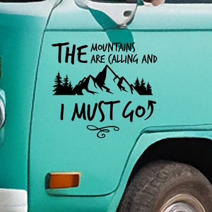 De bergen roepen en ik moet gaan Vinyl Sticker - Vinyl sticker voor je busje, camper, caravan, boot en meer