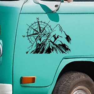 Vinylsticker Compass in the Mountains gemaakt van hoogwaardige Orafol-folie voor je busje, camper, caravan, boot en meer