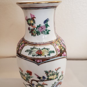 Vintage Chinese Rose Medallion Vase