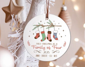 Etiqueta personalizada de madera para colgar en el calcetín navideño: Primera Navidad en familia de tres, cuatro o cinco.