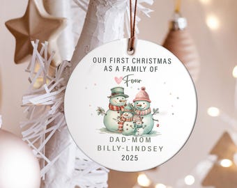 Adorno colgante de cerámica personalizado: Primera Navidad como familia de