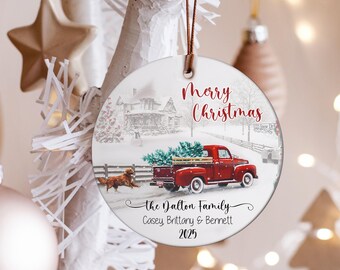 Adorno navideño colgante personalizado: Camión rojo en la nieve