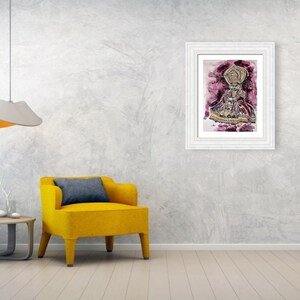 Pu&ograve; includere: Un dipinto ad acquerello incorniciato di una figura in un costume colorato, su sfondo rosa. La figura indossa un grande copricapo e una lunga gonna fluida. Il dipinto &egrave; in una cornice bianca ed &egrave; appeso a una parete grigia.