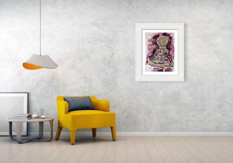 Pu&ograve; includere: Un dipinto ad acquerello incorniciato di una figura in un costume colorato, su sfondo rosa. La figura indossa un grande copricapo e una lunga gonna fluida. Il dipinto &egrave; in una cornice bianca ed &egrave; appeso a una parete grigia.