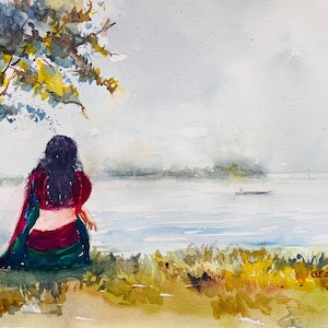 Può includere: Dipinto ad acquerello di una donna in sari verde e rosso seduta vicino a un specchio d'acqua, che guarda un piccolo battello in lontananza. Il cielo è di un grigio chiaro con alcune nuvole. La donna ha lunghi capelli scuri e indossa un sari rosso e verde. Il dipinto è firmato "GEORGE JACOB" in basso a destra.
