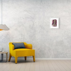 Pu&ograve; includere: Una stampa incorniciata di un dipinto astratto colorato con uno sfondo rosa e accenti dorati. Il dipinto presenta un design geometrico con una figura centrale.