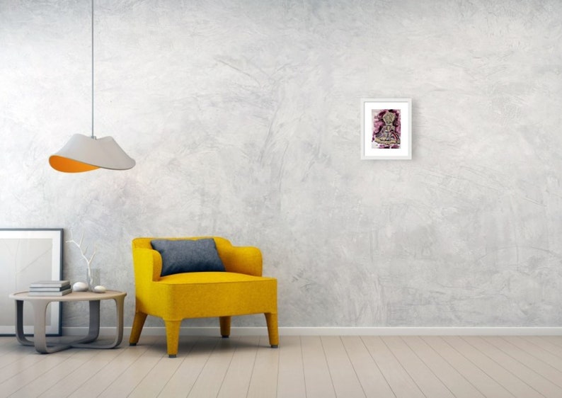 Pu&ograve; includere: Una stampa incorniciata di un dipinto astratto colorato con uno sfondo rosa e accenti dorati. Il dipinto presenta un design geometrico con una figura centrale.