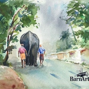 Può includere: Dipinto ad acquerello di un elefante che cammina lungo un sentiero con due persone sullo sfondo. L'elefante è grigio e le persone indossano abiti colorati. Il dipinto è ambientato in un lussureggiante paesaggio verde con alberi e vegetazione.