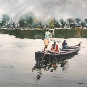 Può includere: Dipinto ad acquerello di una barca su un fiume calmo. Una persona con una camicia verde chiaro e una gonna gialla sta remando la barca. Due persone sono sedute sulla barca, una con un vestito rosso e l'altra con un vestito blu. Gli alberi costeggiano la riva.