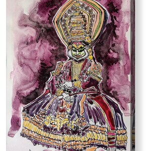 Pu&ograve; includere: Un dipinto ad acquerello di un artista in un costume di danza tradizionale indiano. L'artista indossa un copricapo colorato e una lunga gonna fluida. Lo sfondo &egrave; di un delicato viola.